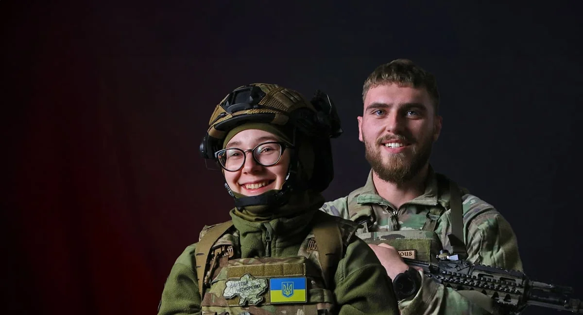 Підлітки на війні: молода військова та боєць у формі ЗСУ