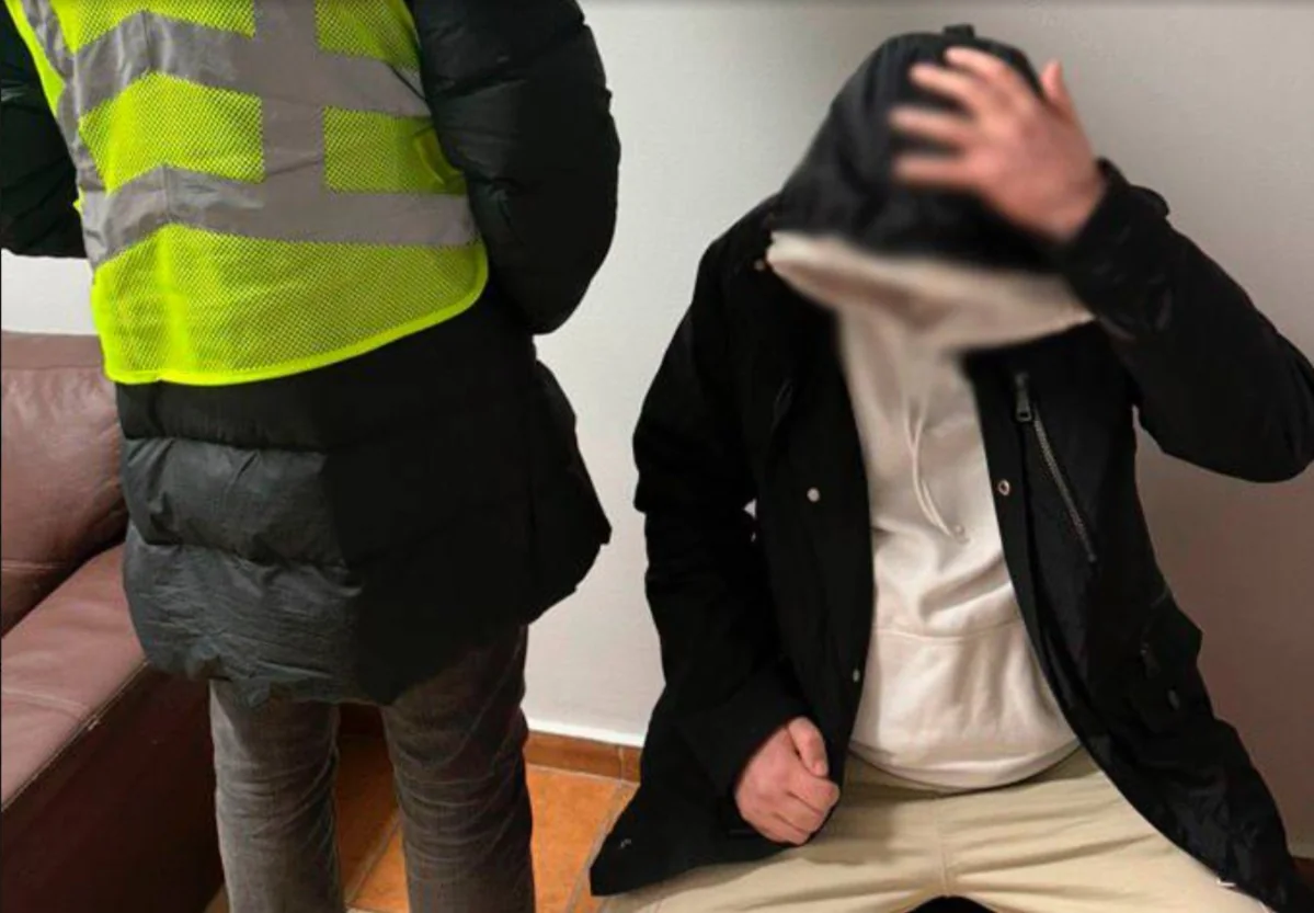 Затриманий киянин під час допиту за експлуатацію 15-річного підлітка