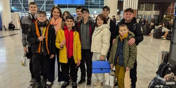 Діти та підлітки, повернуті з окупації, в аеропорту з багажем